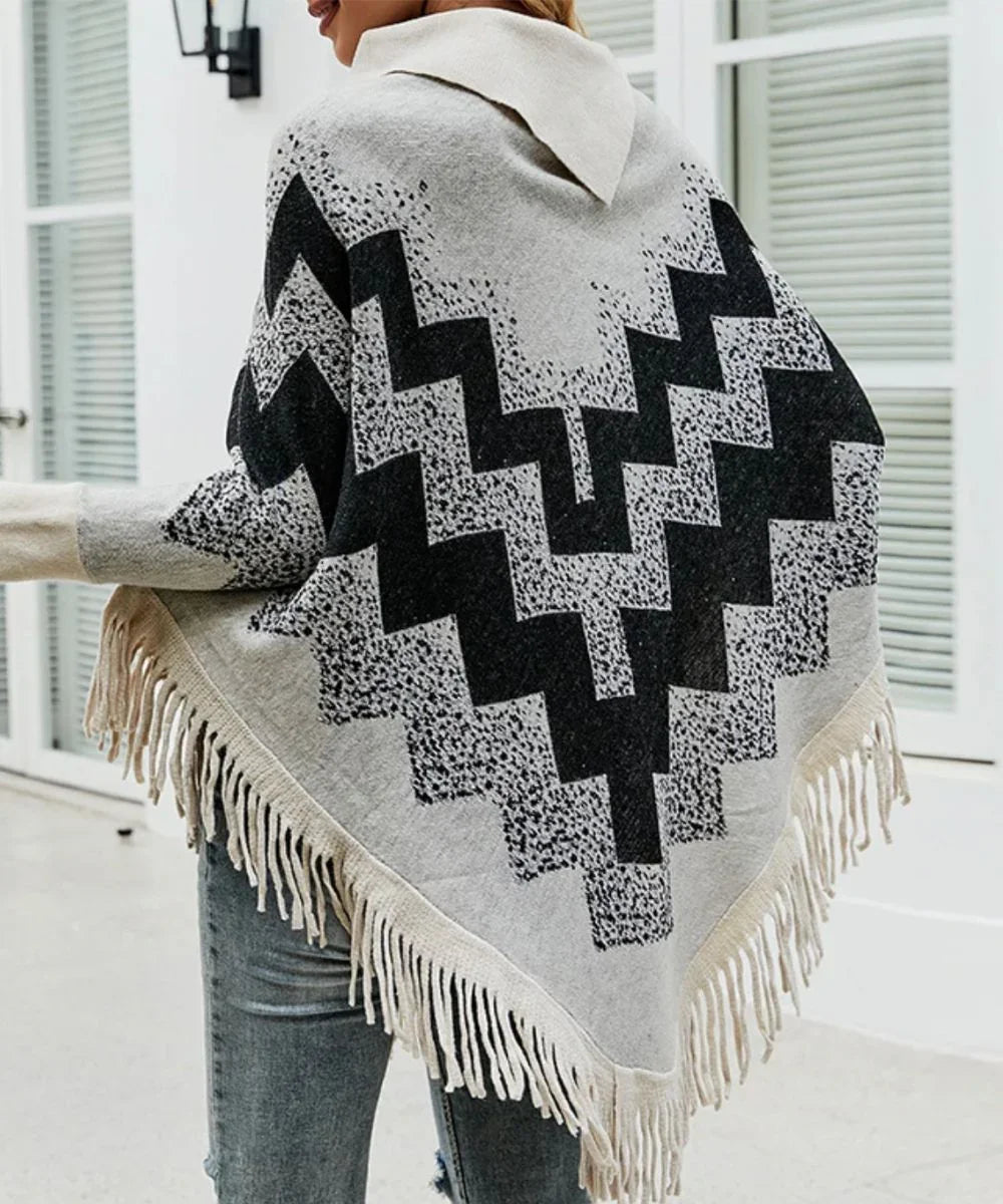 Poncho à franges gris et noir motif zigzag porté avec un jean, style décontracté femme