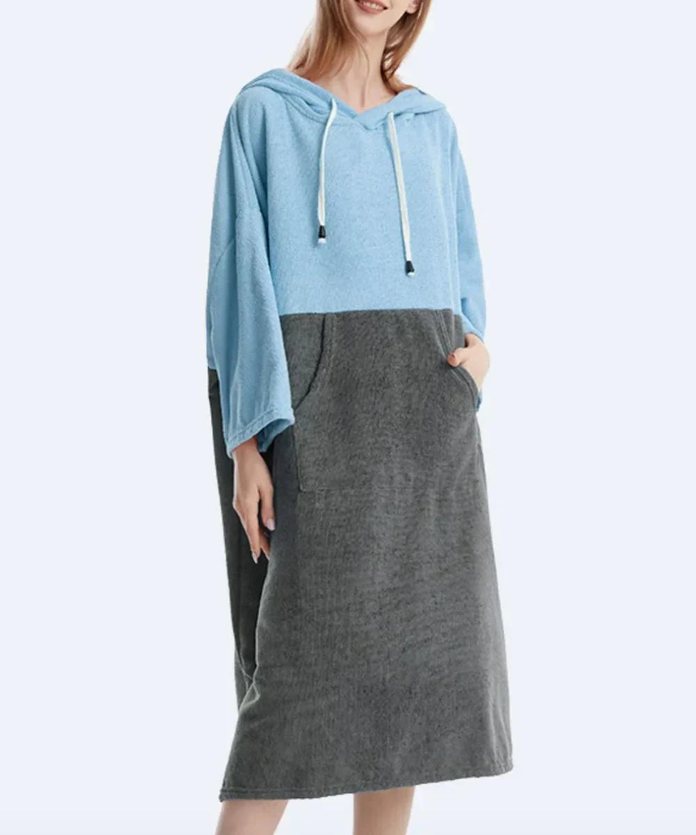 Poncho de bain femme bicolore bleu et gris avec capuche, manches longues et poche