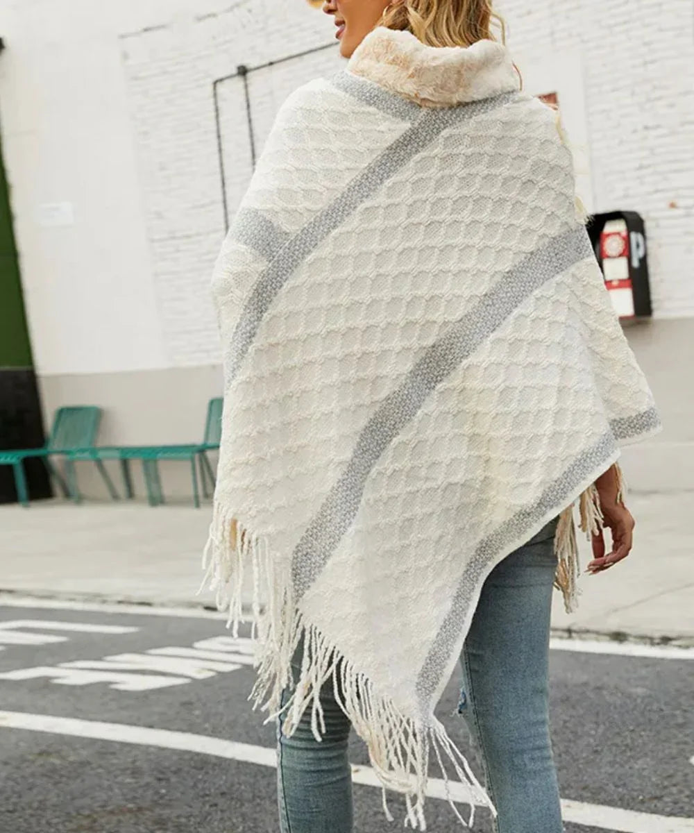 Femme portant un poncho blanc à motifs et franges, col doux, en ville, style décontracté.