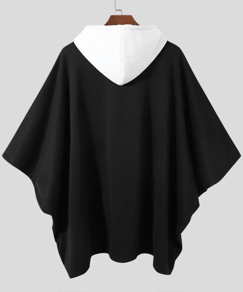 Poncho homme noir à capuche blanche, coupe ample, vu de dos, mode décontractée.