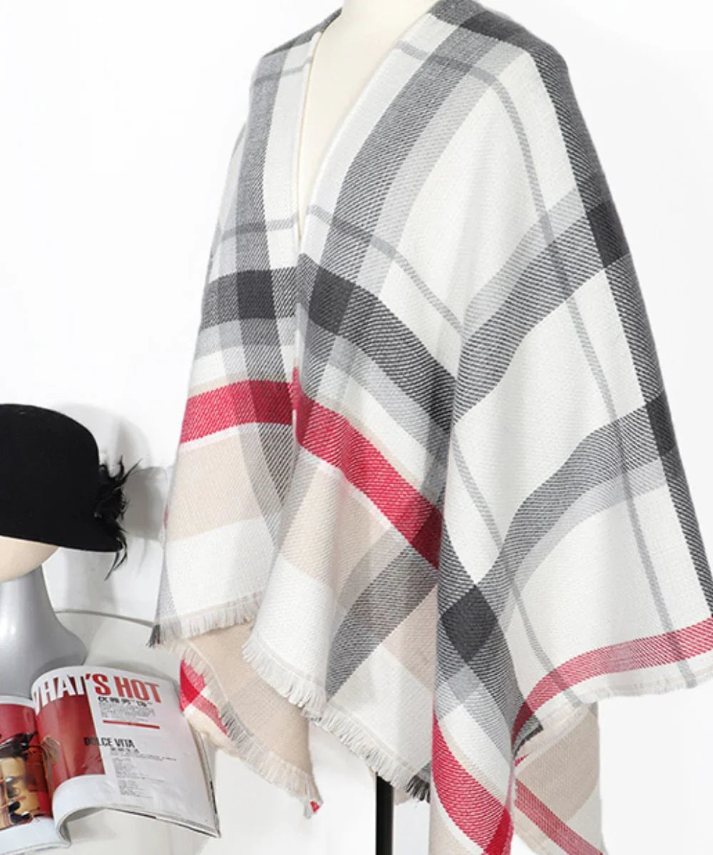 Poncho à carreaux noir, gris, beige et rouge, style décontracté, présenté sur mannequin.