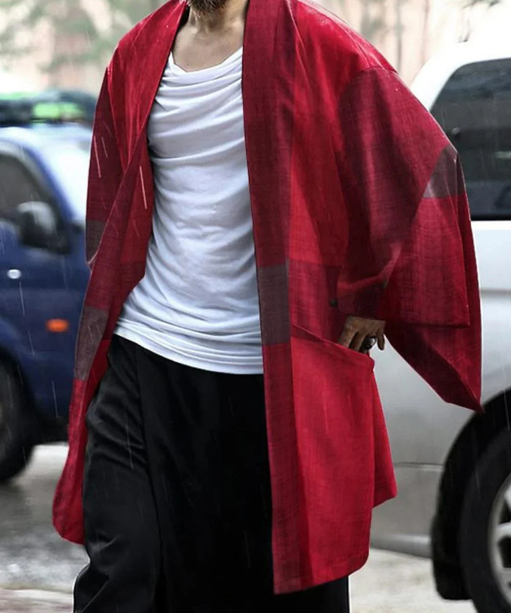 Homme portant un poncho chemise rouge sur t-shirt blanc, style décontracté urbain