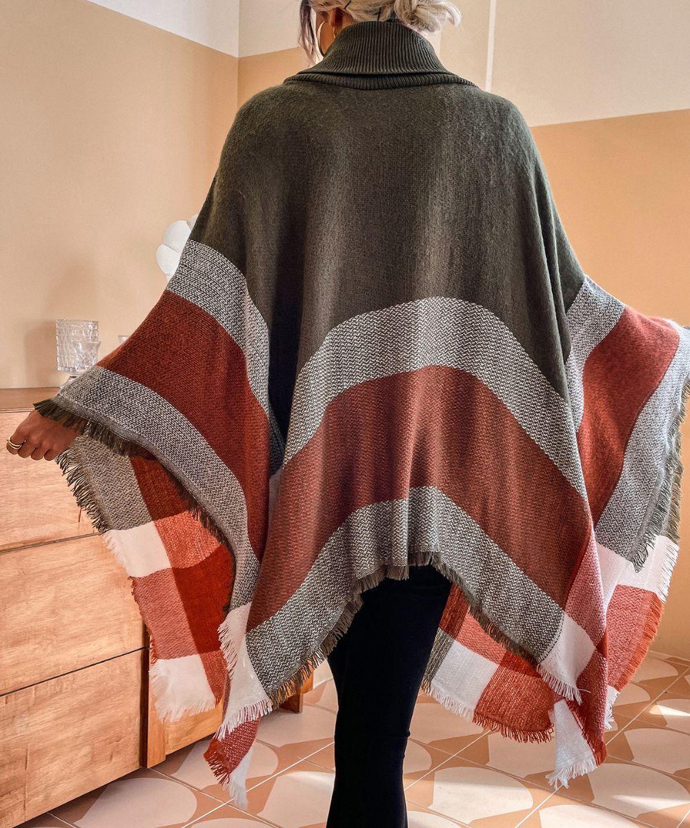 Poncho à col roulé en laine, rayures marron, kaki et blanches, style décontracté femme.