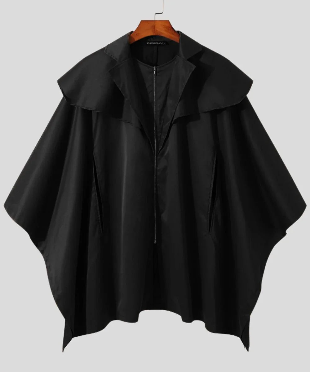 Poncho de pluie homme noir imperméable à capuche, coupe ample, exposé sur cintre.