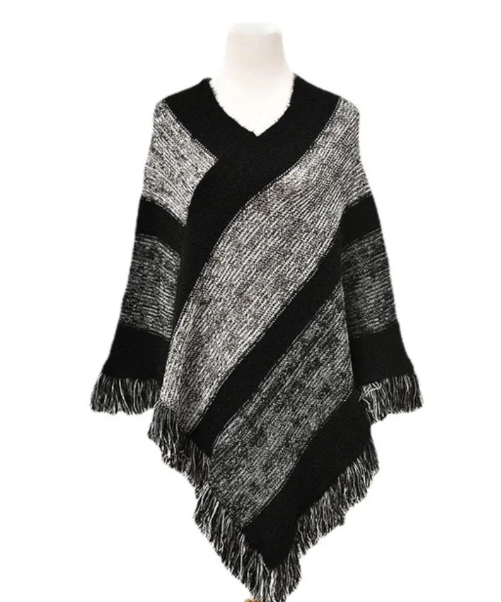 Poncho femme gris et noir à franges, col en V, motif rayé élégant, mode hiver.