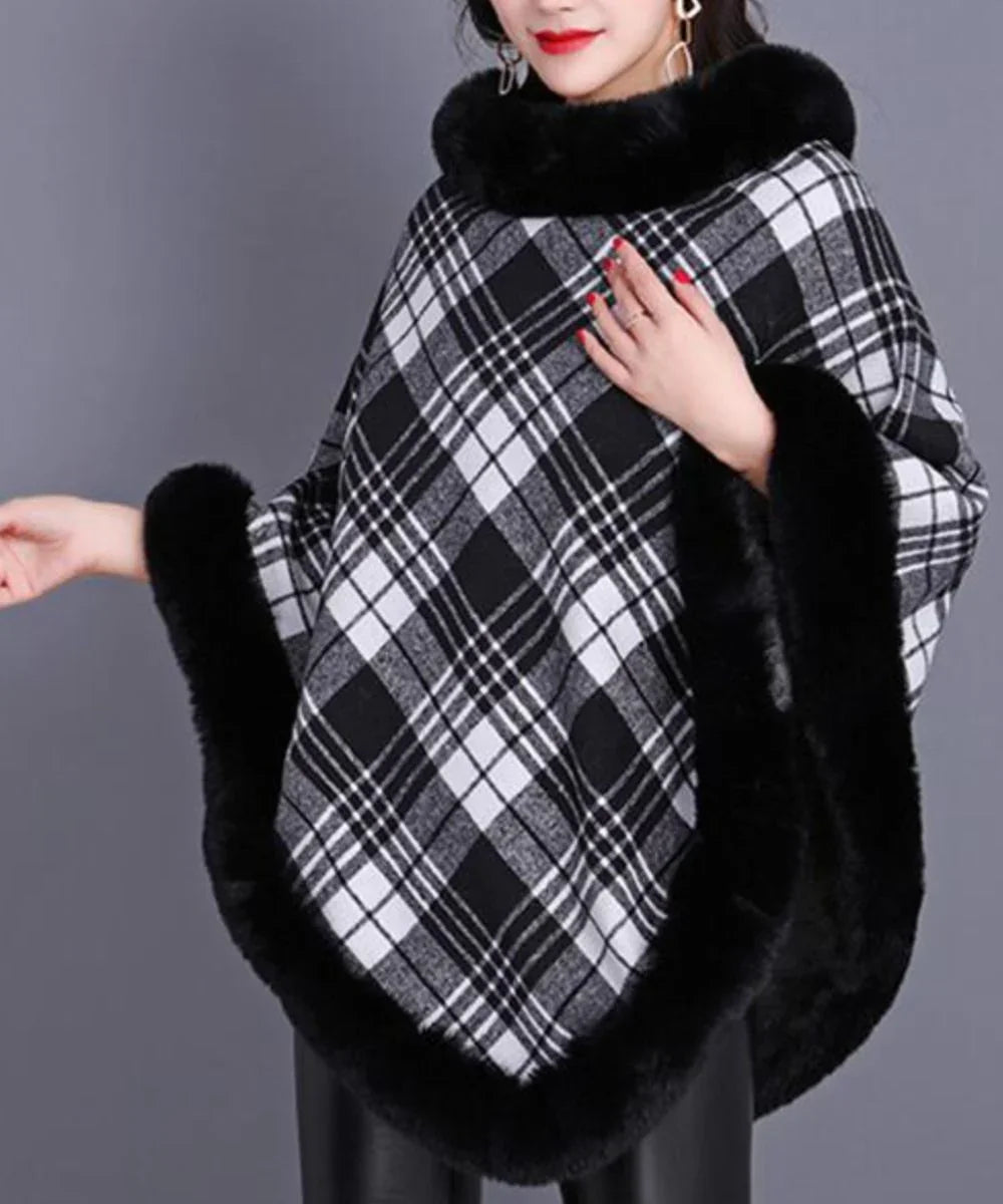 Poncho femme à carreaux noir et blanc avec col et bordure en fausse fourrure noire
