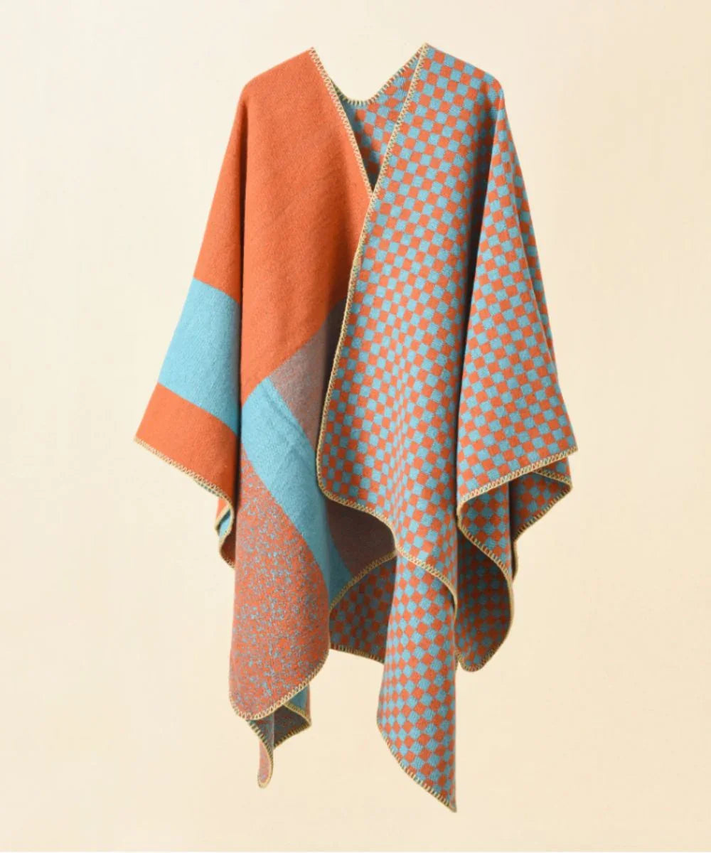 Poncho femme court orange et bleu à carreaux, tendance et élégant, fond beige clair.