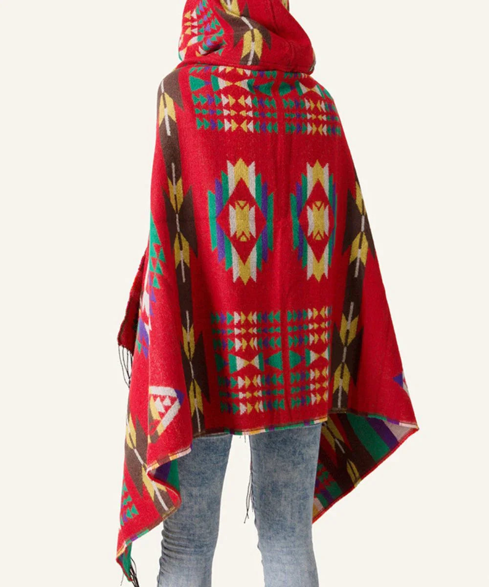 Poncho femme rouge à motif ethnique coloré, porté avec un jean, style hivernal tendance