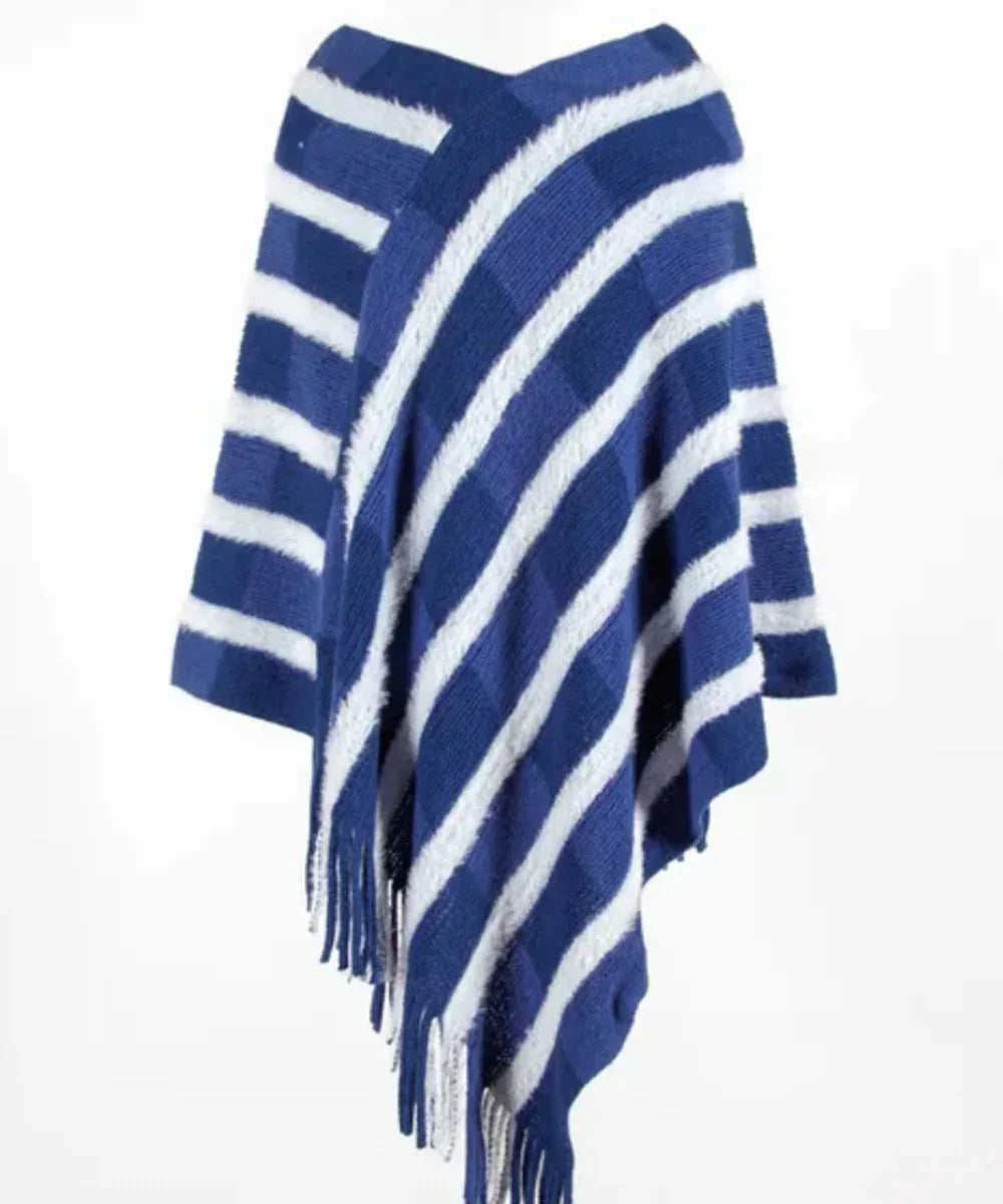 Poncho femme bleu à rayures blanches avec franges, style élégant et hivernal.