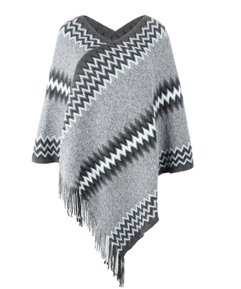 Poncho femme gris à motifs chevrons noirs et blancs, finition à franges, style printemps