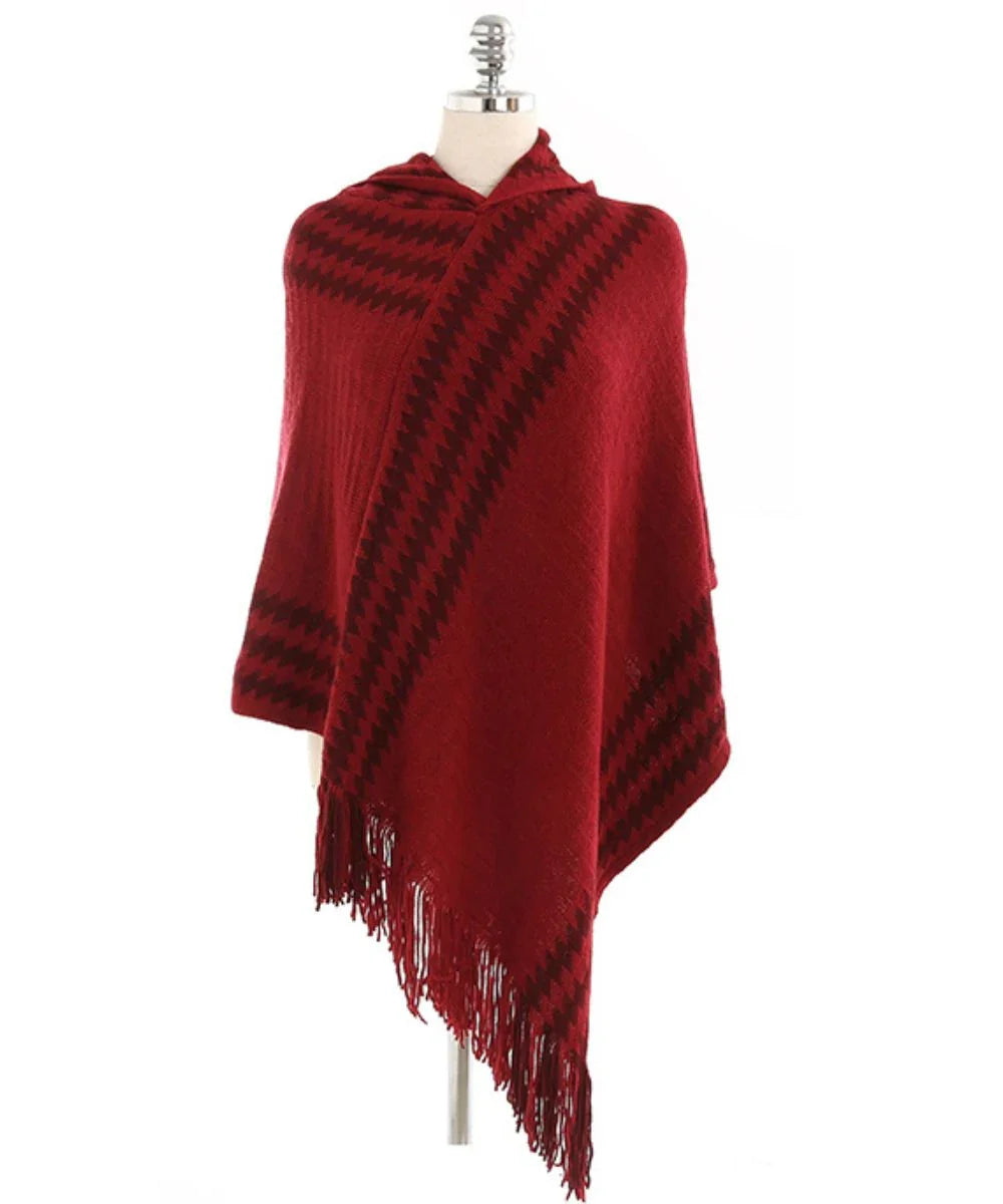 Poncho femme rouge à capuche, motif géométrique noir, franges, présenté sur mannequin.