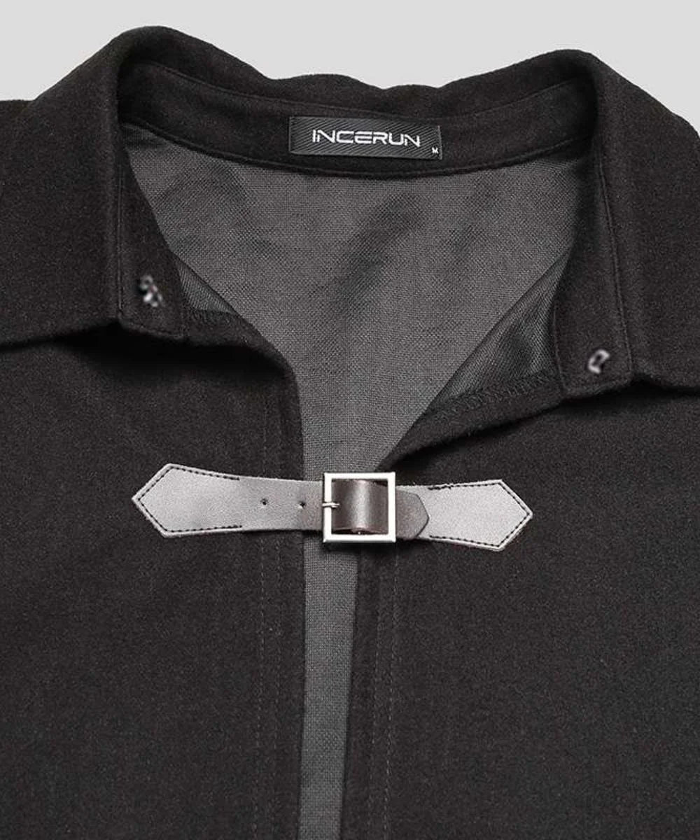 Détail d'un poncho homme chaud noir avec col et fermeture à boucle élégante.