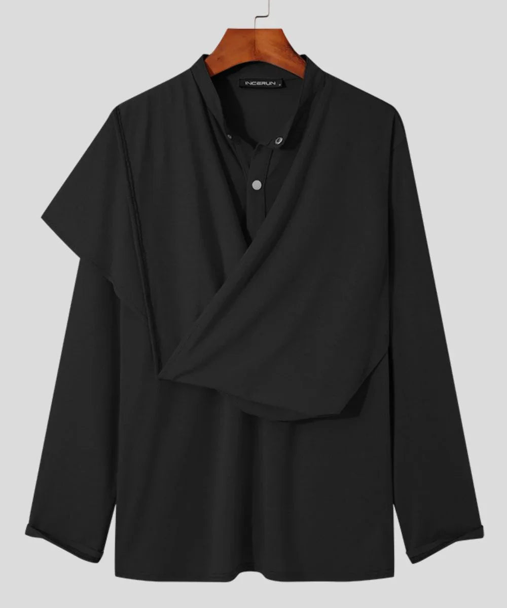 Poncho homme noir élégant à manches longues, coupe moderne, sur cintre, fond gris