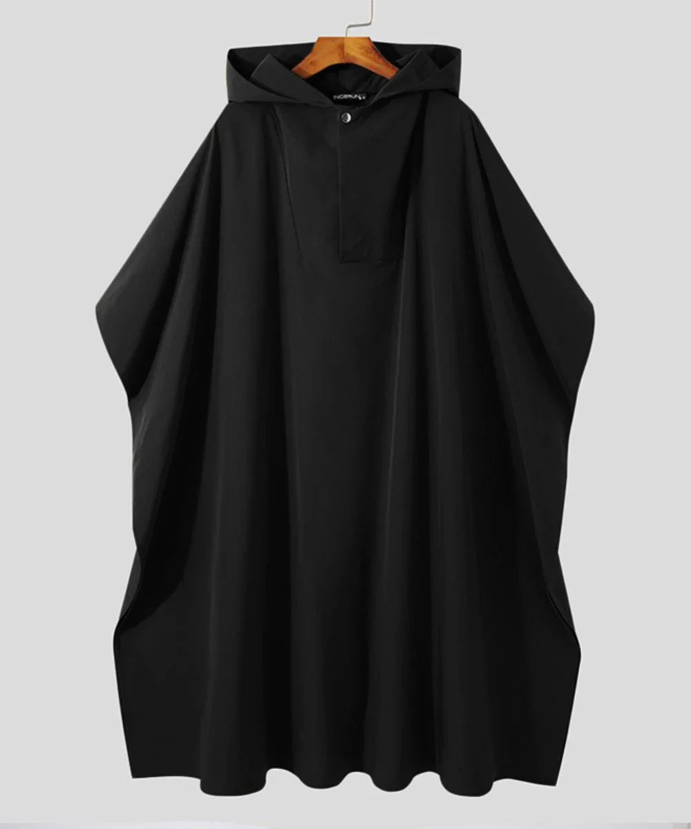 Poncho homme imperméable noir avec capuche, suspendu sur cintre, fond gris