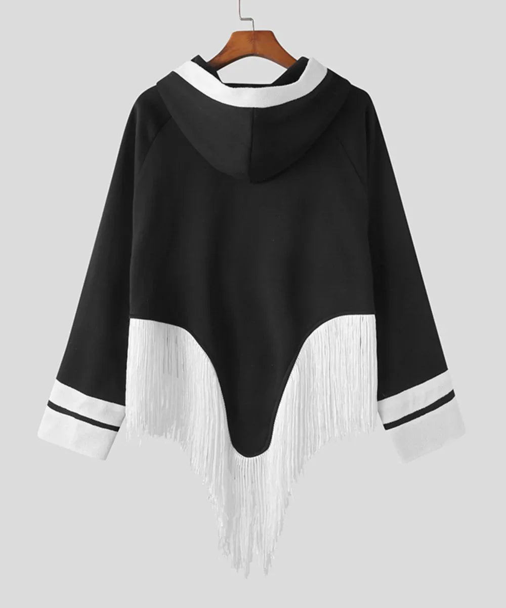 Poncho homme noir et blanc à capuche avec franges et manches longues, style moderne.