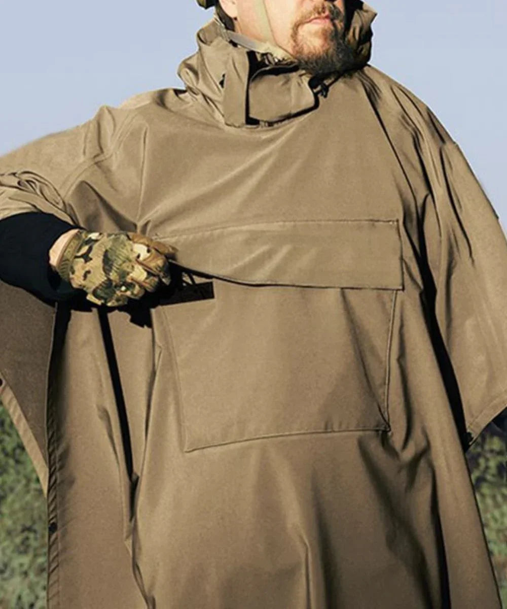 Poncho imperméable beige avec capuche et grande poche, porté en extérieur.