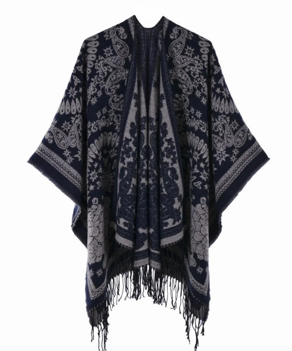 Poncho femme bleu foncé à motifs ethniques, franges en bas, style bohème élégant.