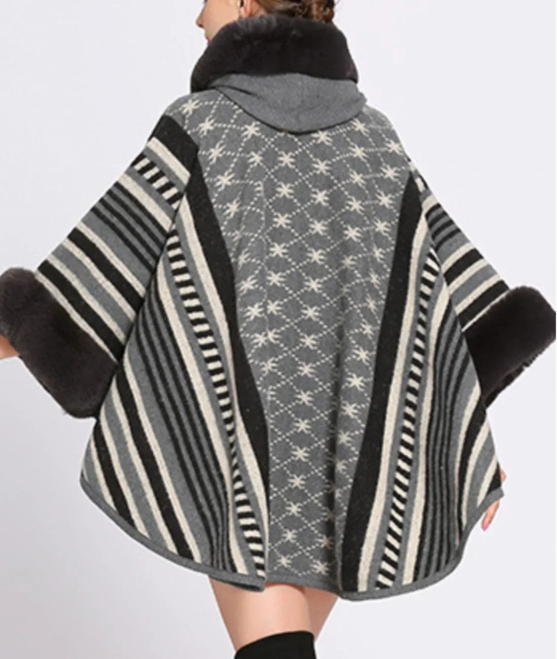 Poncho polaire femme gris motifs géométriques, col épais et manches larges, style hiver élégant