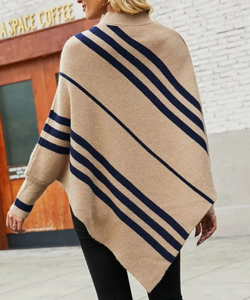 Poncho femme kaki avec rayures noires, coupe asymétrique, porté en extérieur