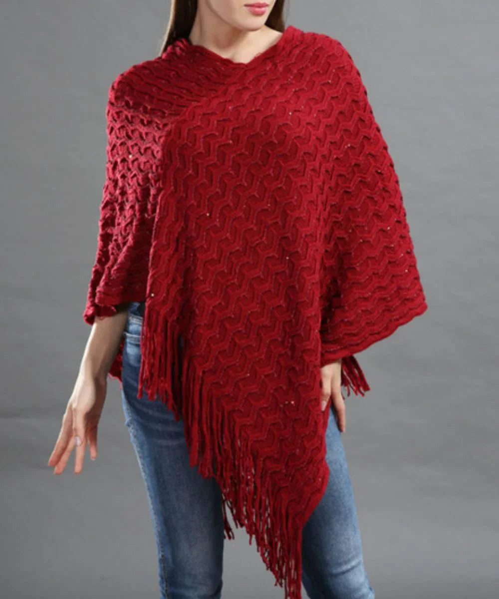 Poncho laine femme rouge à motif tressé et franges, porté avec un jean