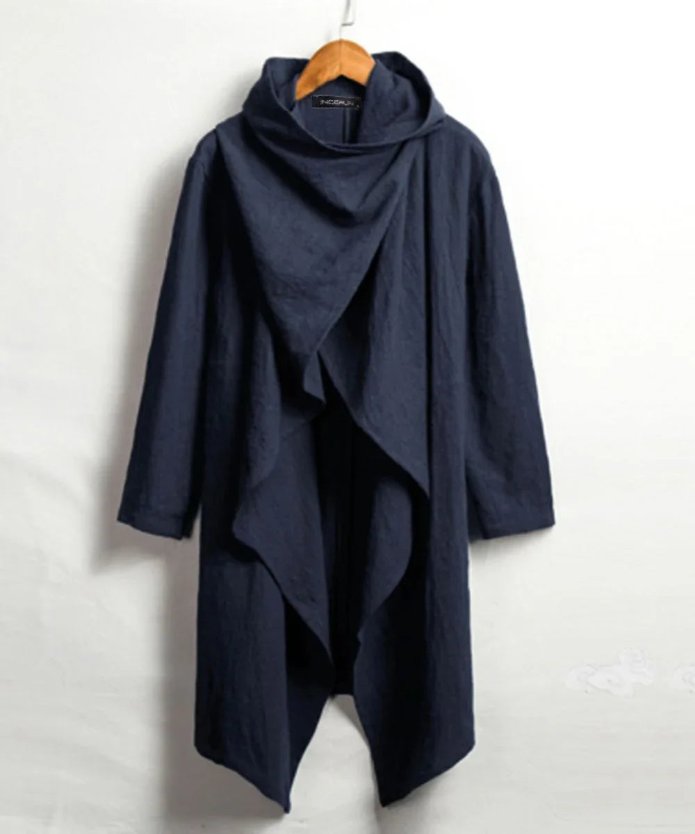 Poncho long bleu foncé pour homme à capuche, coupe fluide, suspendu sur cintre