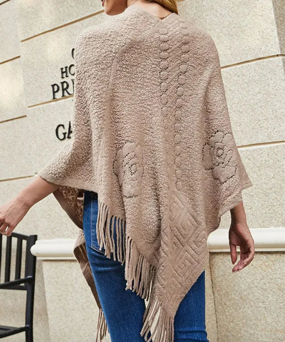 Poncho long femme beige avec franges et motifs, porté en extérieur, style décontracté
