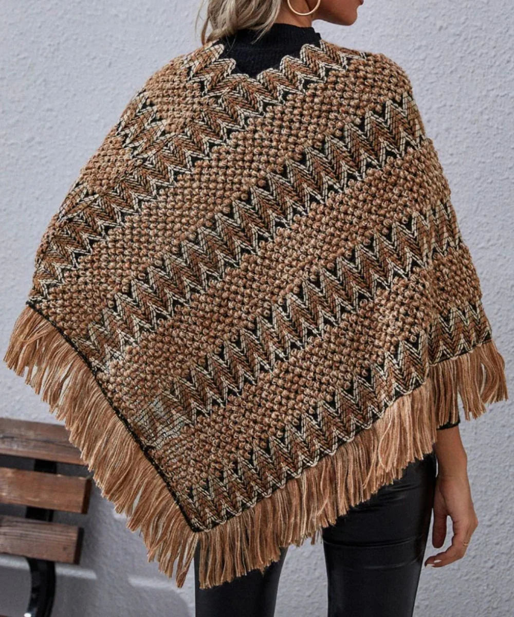 Poncho femme en maille marron avec motifs chevrons et franges, style décontracté