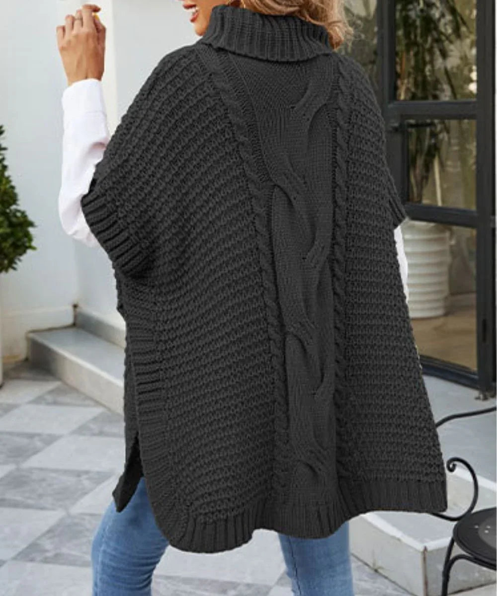 Femme portant un poncho noir tricoté à torsades, col roulé, look décontracté automne-hiver