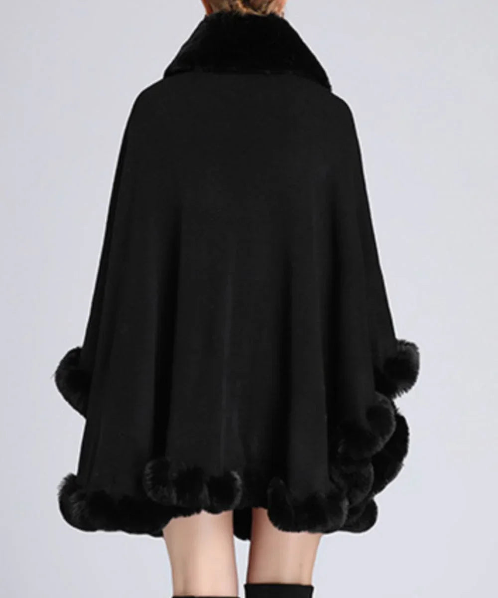 Poncho noir femme en laine avec col et bordure en fausse fourrure, vu de dos