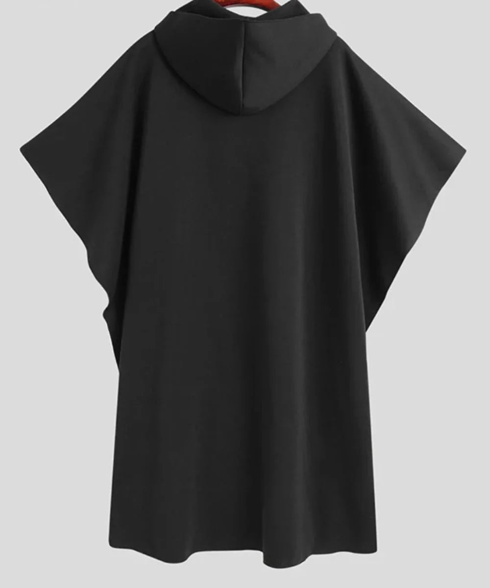 Poncho noir pour homme à capuche, vu de dos, style décontracté, fond gris clair.