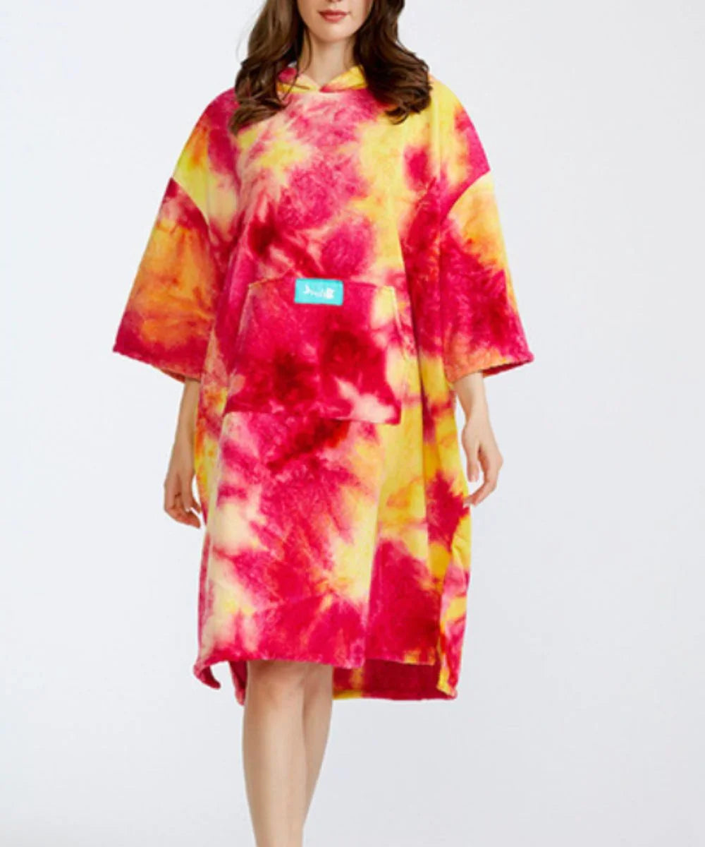 Poncho de plage femme motif tie and dye rouge et jaune, capuche et poche avant