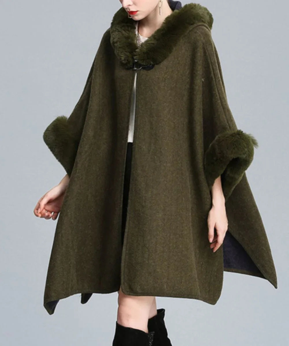 Poncho femme vert kaki avec capuche et bordures en fausse fourrure, look hivernal élégant
