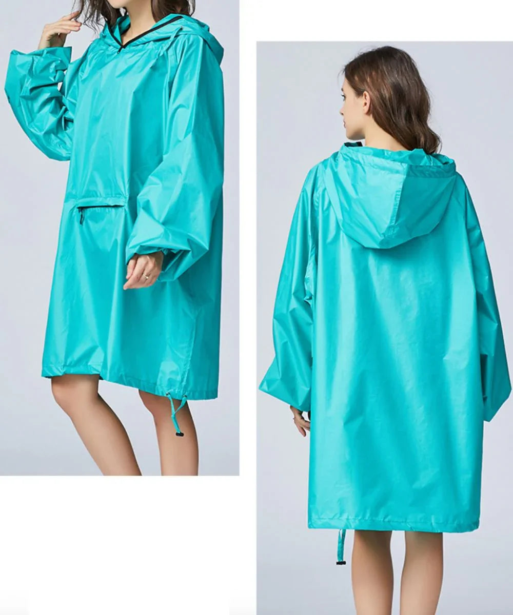 Poncho de pluie bleu pour femme avec capuche, coupe ample, vu de face et de dos