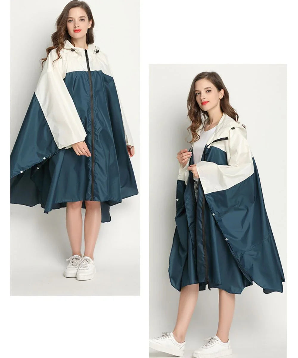 Poncho de pluie grande taille bleu et blanc pour femme, coupe ample avec capuche.