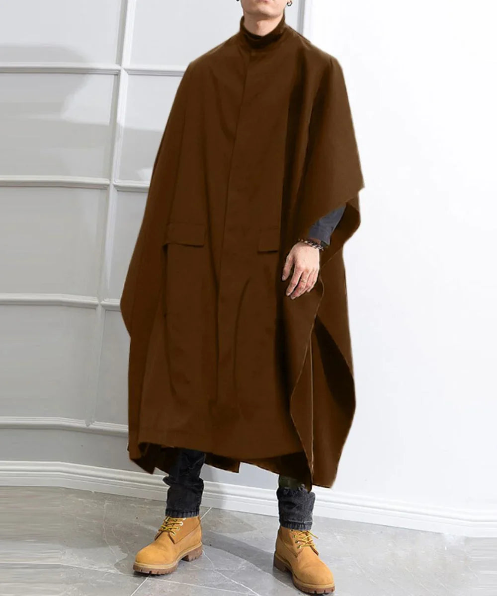 Homme portant un poncho de pluie marron, style moderne, intérieur lumineux