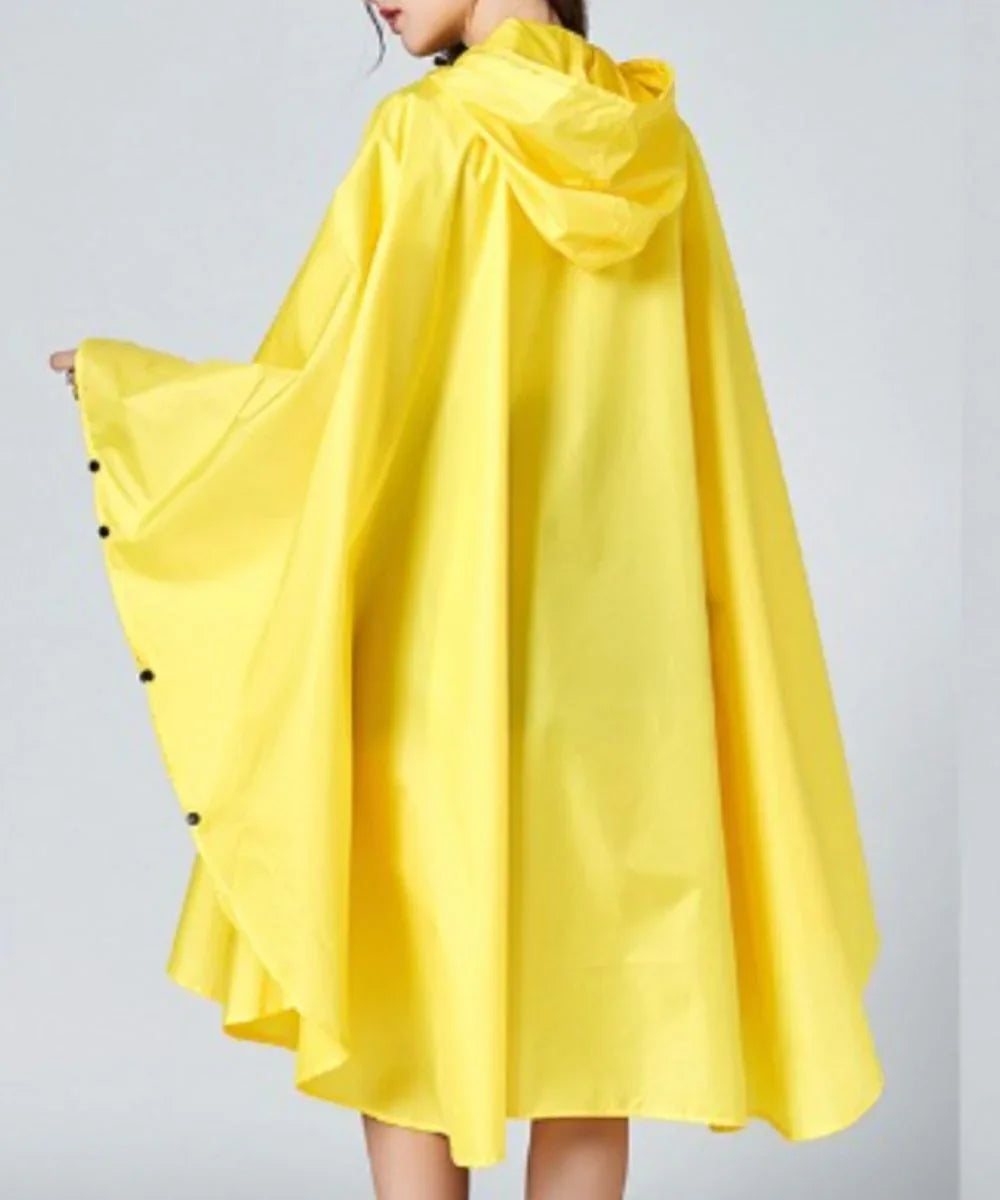 Poncho de pluie jaune avec capuche, coupe ample, boutons latéraux, femme de dos