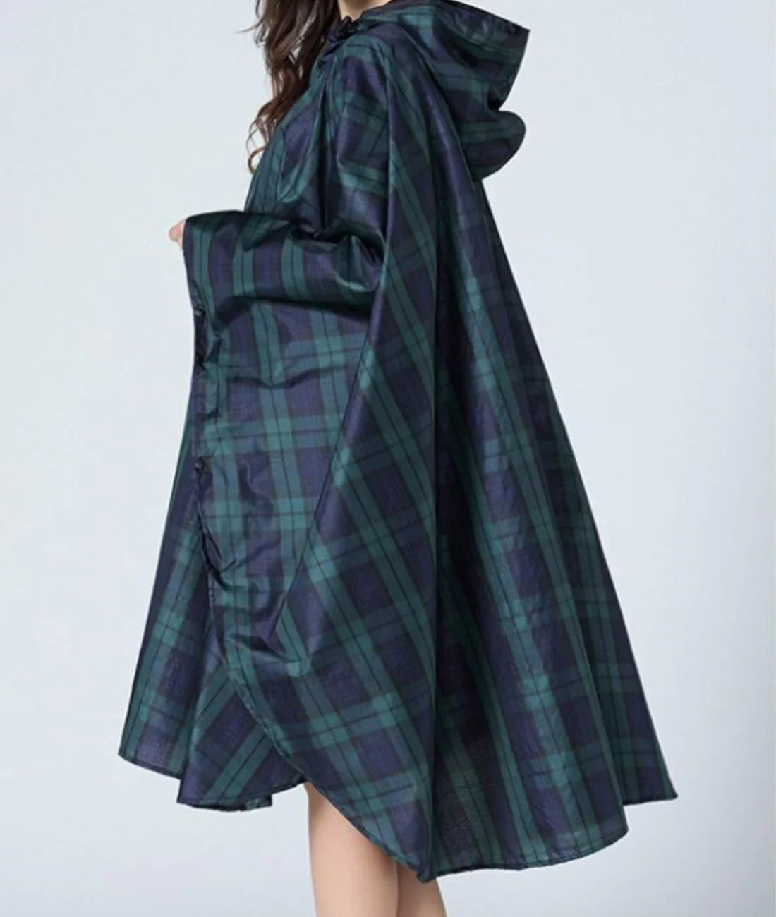 Poncho de pluie long à capuche motif écossais vert et bleu pour femme