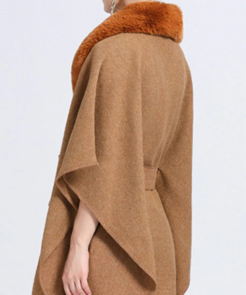 Poncho polaire camel pour femme avec col en fausse fourrure, coupe élégante.