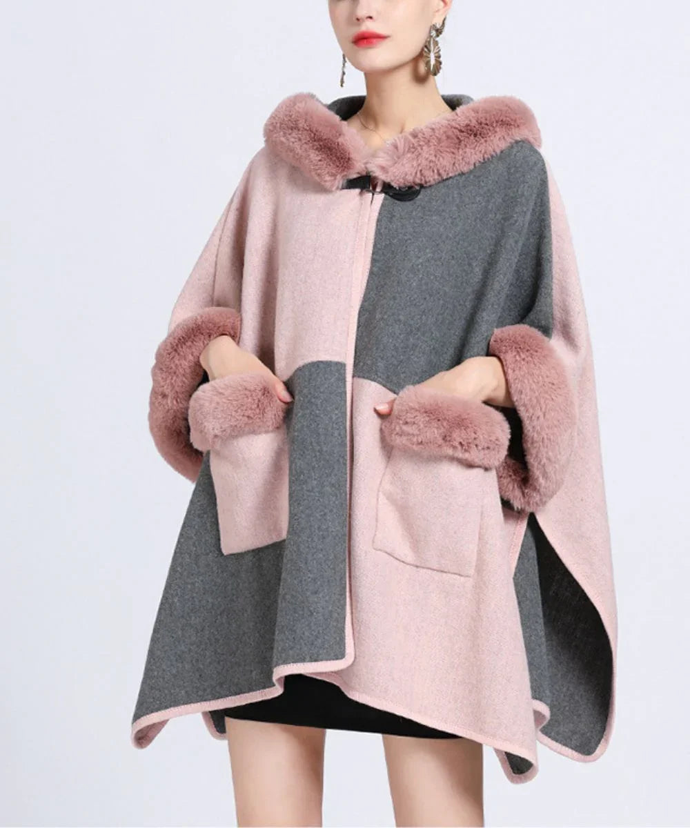 Poncho polaire bicolore femme, capuche et bordures en fausse fourrure rose, look hiver élégant