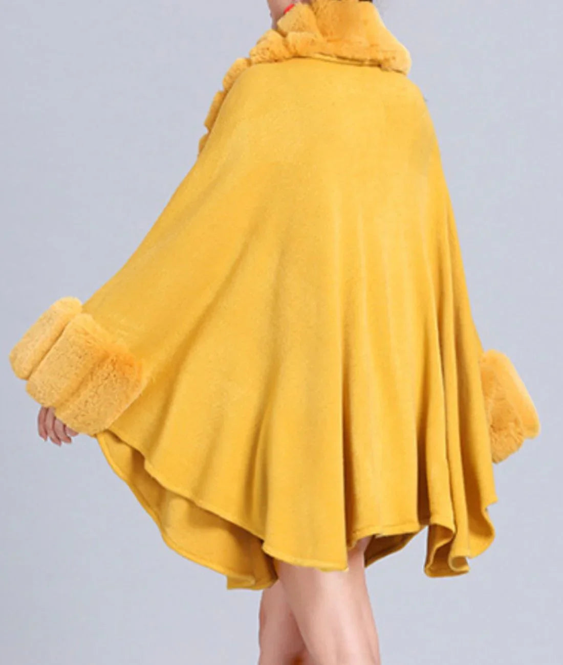 Poncho polaire jaune pour fille avec col et manches bordés de fausse fourrure
