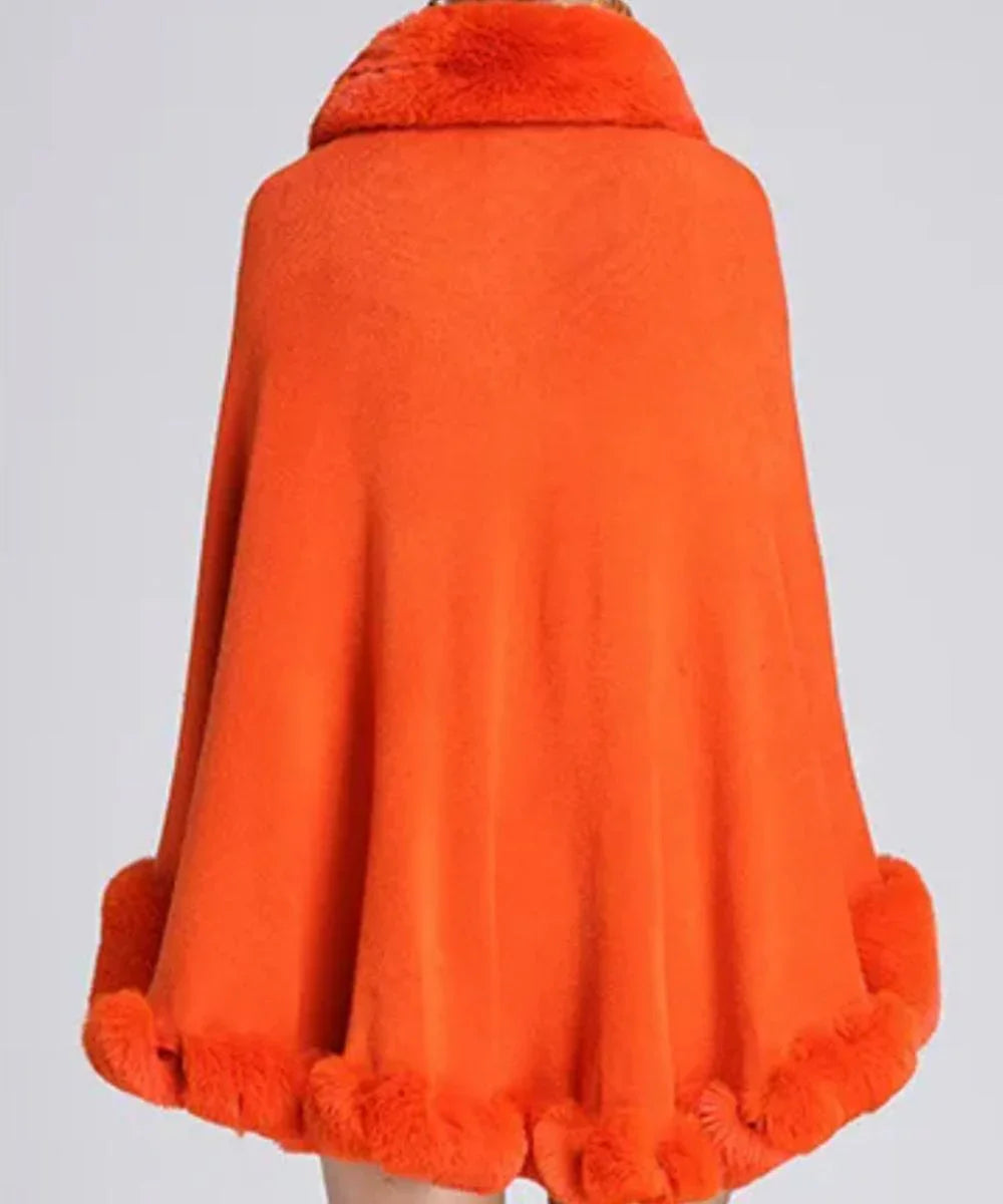 Poncho polaire orange à col et bordure en fausse fourrure, vue de dos
