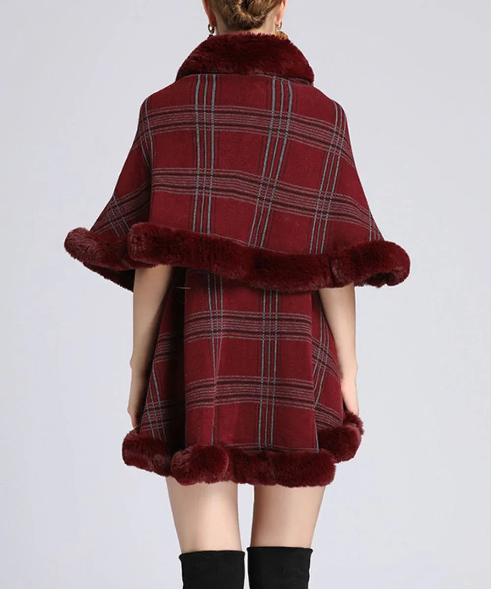 Poncho polaire rouge à carreaux, col et bordures en fausse fourrure, femme de dos