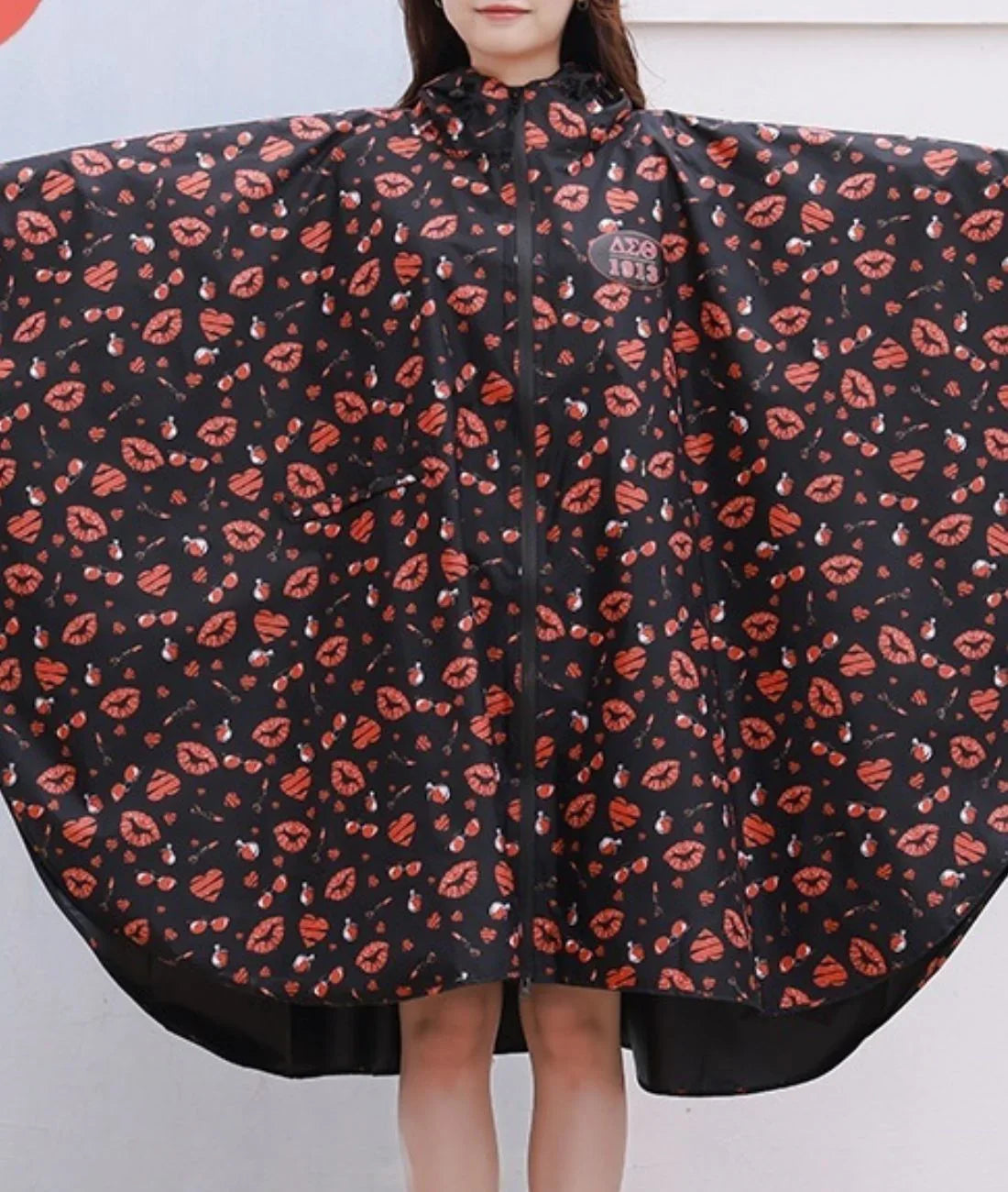 Poncho de pluie noir motif lèvres rouges, zippé, coupe ample, pour femme