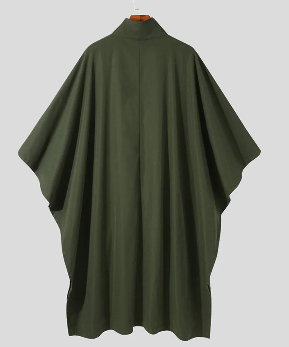 Poncho trench vert pour homme vu de dos, coupe ample et col montant, fond gris clair.