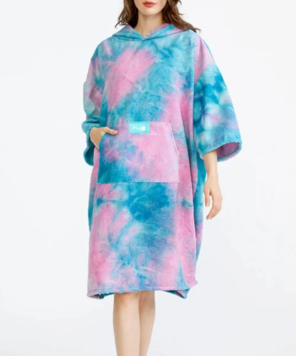 Poncho serviette femme tie and dye bleu et rose à capuche et poche avant, manches larges