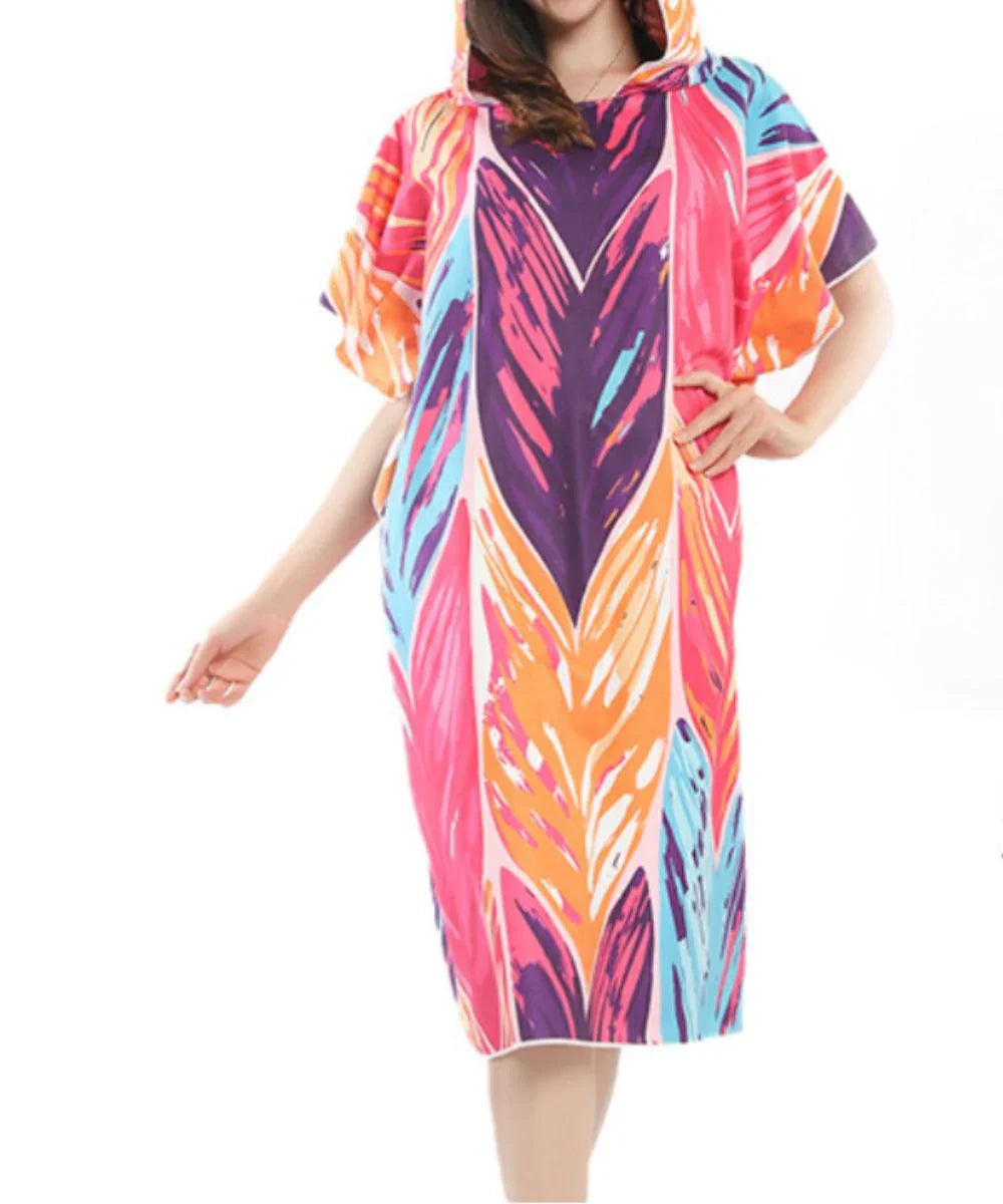 Poncho de surf coloré à capuche pour femme, motif plume, fond blanc