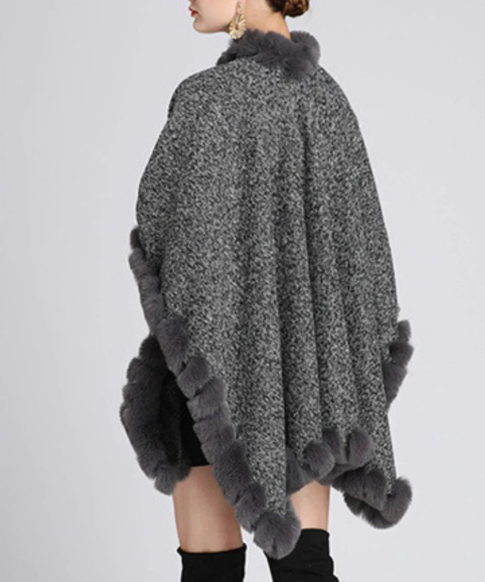 Poncho hiver femme gris à col fourrure, élégant et chaud, motif texturé, porté avec style