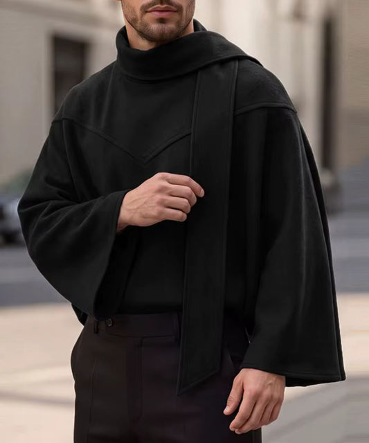 Homme portant un poncho cape noir élégant à manches amples de la marque Planète Poncho.