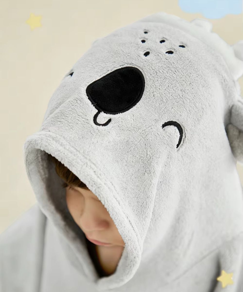Enfant portant un poncho de bain bébé style koala gris Planète Poncho