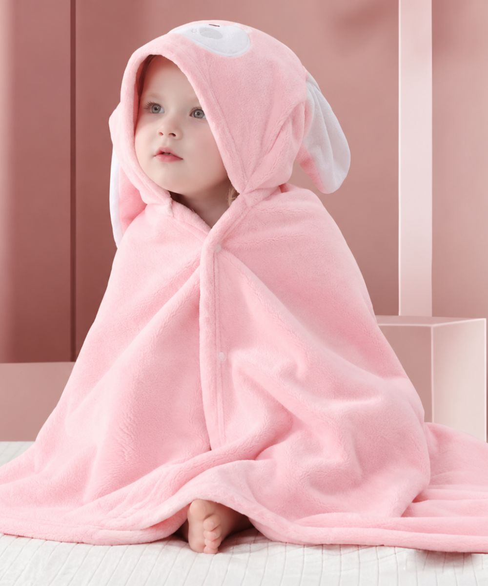 Bébé portant un poncho de bain rose style lapin doux de Planète Poncho